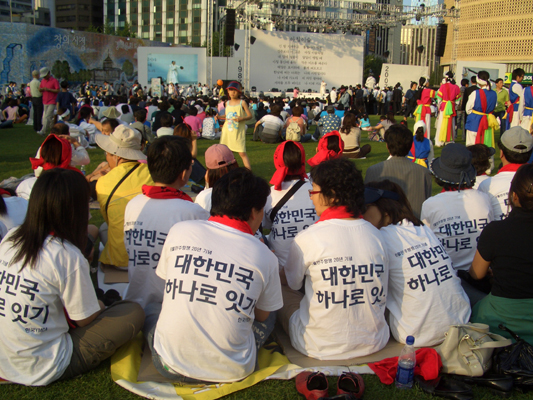 9일 오후 임진각에서 서울까지 하나로 잇기 행사에 참여한 사람들이 서울 시청광장에서 이한열  열사 추모 공연을 관람하고 있다. 